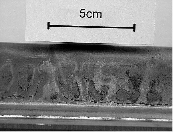 Bild 2: Ausschnitt aus einem Magnesium-Druckgussteil (AZ91 HP) mit starken Warmrissen