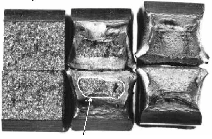 Bild 4: Spröd- bzw. Trennbruch, Tieflage (links); Mischbruch, Trennbruch in der Mitte(Pfeil) + Verformungsbruch; Verformungsbruch, Hochlage (rechts) 