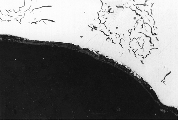 Bild 3: Pinhole aus Bild 1, deutlich ist der Grafitbelag an der Pinholewand sichtbar, Vergrößerung 400:1 