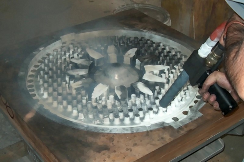 Fig. 4: Cleaning of a core box using dry ice, source: ASCO Kohlensäure AG, Romanshorn, CH