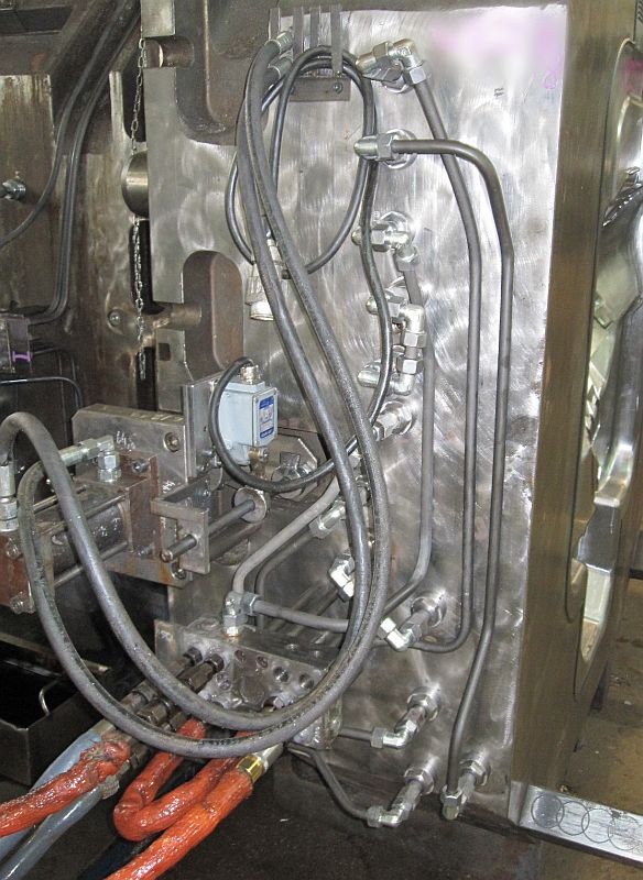 Fig. 3: Temperature control of a large mold, Quelle: Robamat Automatisierungstechnik GmbH 